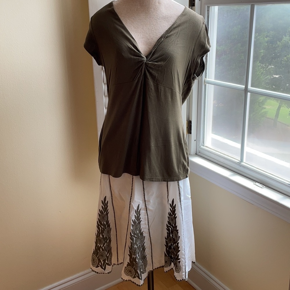 Ann Taylor skirt w/olive green pleated pattern